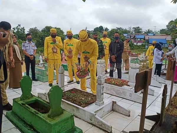MENGENANG: Peringatan hari jadi diawali dengan berziarah ke makam para pendiri Kabupaten Lamandau.