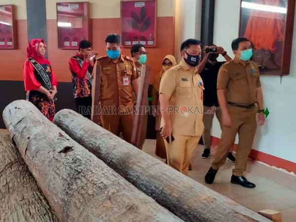 TINJAU: Sekda Kotim Halikinnor saat meninjau kondisi Museum Kayu, Senin (3/8).(YUNI/RADAR SAMPIT)