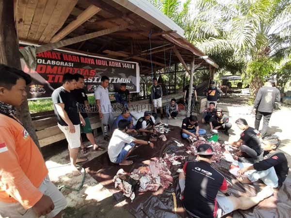 Berbagai : Lima komunitas motor tergabung dalam Bold Riders Sampit bersiap untuk berbagi kepada masyarakat. Komunitas tersebut adalah Mentaya Honda Classic, GCN Sampit, Supermoto Indonesia Sampit, YVCI Sampit, dan CBR Club Indonesia Sampit.(RADAR PALANGKA