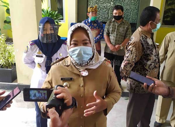 Bupati Kobar Hj Nurhidayah