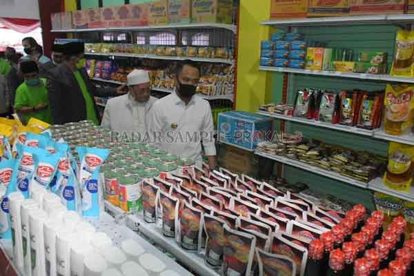 PERGERAKKAN EKONOMI : Wali Kota Palangka Raya Fairid Naparin melihat-lihat produk-produk dagangan di koperasi berbasis syariah.  (IST/HUMAS PEMKOT)