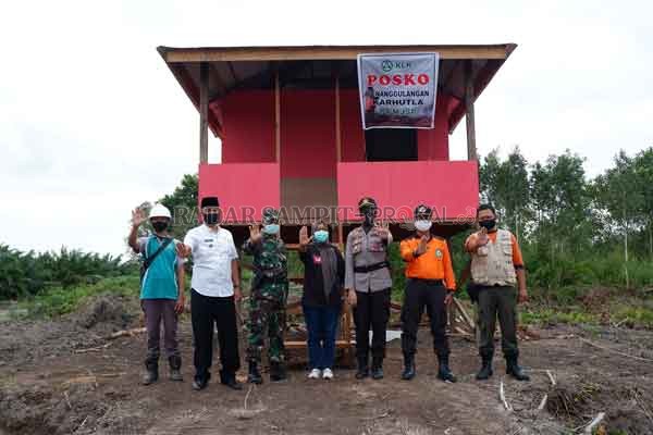 KOMITMEN CEGAH KARHUTLA: Manager Sustainbility PT MJSP Mardiana  (tengah) berfoto bersama Kapolsek Sungai Sampit, Danramil, Camat Mentaya Hilir Utara, Pejabat BPBD Kotim, dan Manggala Agni di depan Posko Penanggulangan Karhutla PT MJSP, Rabu (5/8). (USAY