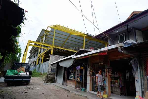 Kondisi proyek Pasar Mangkikit dilihat dari belakang dekat kawasan relokasi pedagang.(USAY NOR RAHMAD/RADAR SAMPIT)