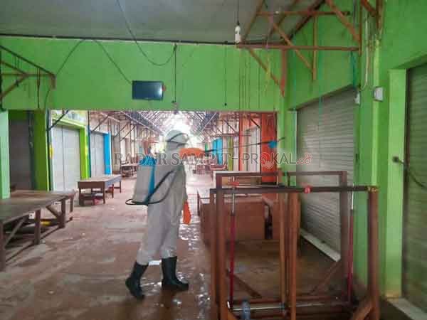 PENANGANAN: Sejumlah petugas gabungan melakukan operasi super ketat di Parenggean, sebab terjadinya peningkatan kasus positif Covid-19 di Parenggean. Terlihat petugas melakukan desinfeksi massal di pasar, belum lama ini. (IST/RADARSAMPIT)