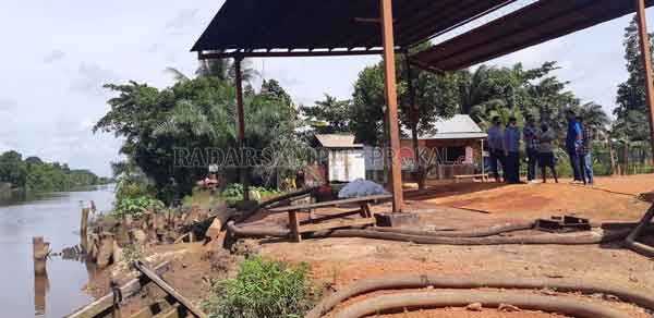 CEK LOKASI : Komisi IV DPRD Kotim melakukan pemeriksaan pelabuhan PT Sinar Mentaya Gemilang di Desa Cempaka Mulia Barat, Kecamatan Cempaga, baru-baru tadi.(RADO/RADAR SAMPIT)