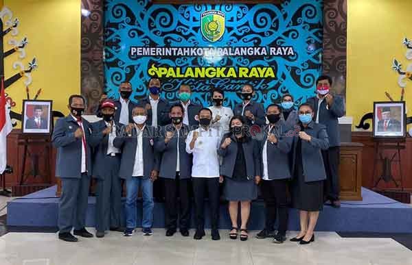 SINERGITAS : Wali Kota Palangka Raya (tengah baris depan) bersama pengurus KONI Kota Palangka Raya, komitmen bersinergi membangkitkan dan meningkatkan prestasi olahraga.(DODI/RADAR PALANGKA)