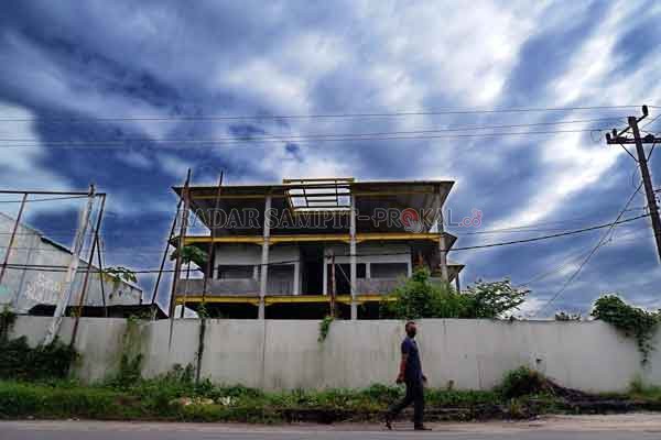 Proyek Pasar Mangkikit yang dikerjakan sejak Oktober 2014 tak kunjung selesai hingga kini.(USAY NOR RAHMAD/RADAR SAMPIT)
