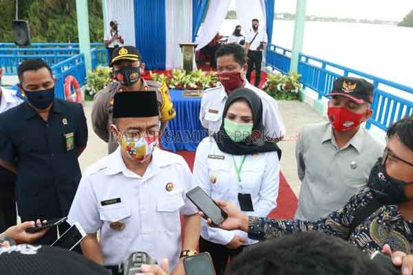 OPINI WTP; Bupati Seruyan Yulhaidir (depan) saat diwawancarai oleh sejumlah awak media seusai peresmian dermaga Sei Mitak di Desa Persil Raya, Kecamatan Seruyan Hili, Rabu (5/8) lalu. Dalam kesempatan itu Bupati juga mengungkapkan bahwa WTP menjadi salah