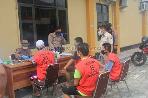 DIJAGA KETAT: Para tahanan Polresta Palangka Raya saat mengikuti Rapid Test sebelum dilimpahkan ke Kejaksaan Negeri palangka Raya guna mencegah penyebaran Covid-19.(DODI RADAR PALANGKA)