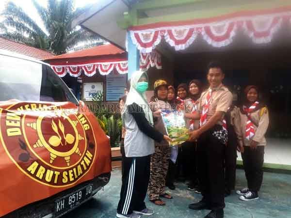 SOSIAL: Pengurus DKR Kwarran Arsel menyerahkan bantuan secara simbolis kepada pihak Kelurahan Kotawaringin Hilir Kecamatan Kotawaringin Lama, Jumat  (7/8) sore.