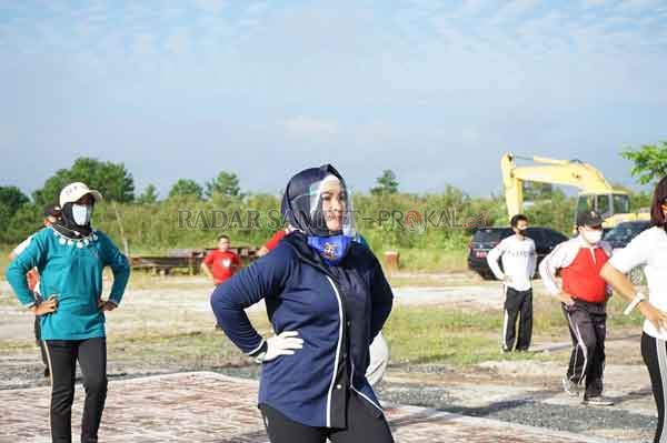 SEHAT: Wakil walikota Palangka Raya Umi Mastikah saat melaksanakan senam bersama, dengan tetap menerapkan protokol kesehatan di halaman kantor Badan Kesatuan Bangsa dan Politik Pemerintah Kota, Jumat  (7/8).(FOTO IST HUMAS PEMKOT)
