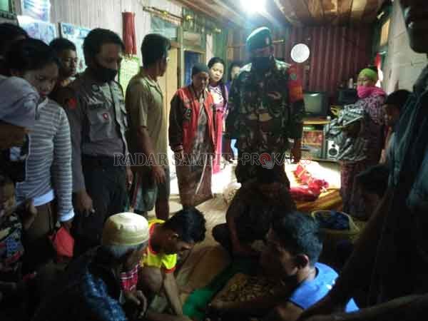 MENINGGAL : Jenazah Asmanto usai dievakuasi ke rumahnya. Korban diduga tenggelam setelah epilepsinya kambuh saat mengemudikan geteknya menuju kebun, Sabtu (8/8).(POLRES KOBAR for RADAR PANGKALAN BUN)