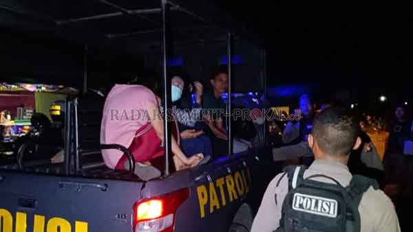 DIANGKUT : Beberapa orang diamankan beserta sejumlah minuman keras, setelah ditertibkan dalam razia yang digelar Dit Samapta Polda Kalteng, Minggu (9/8) dini hari.(istimewa)