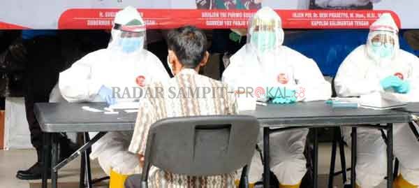 DETEKSI VIRUS : Salah seorang pedagang di pasar Kahayan Palangkaraya, ketika berhadapan dengan petugas dengan APD lengkap untuk mengikuti rapid test, belum lama tadi.(Dok.Radar Palangka)