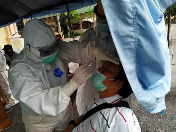 COVID-19 : Satgas Covid-19 melaksanakan swab test di asrama haji, Kota Palangka Raya.(IST/RADAR PALANGKA)