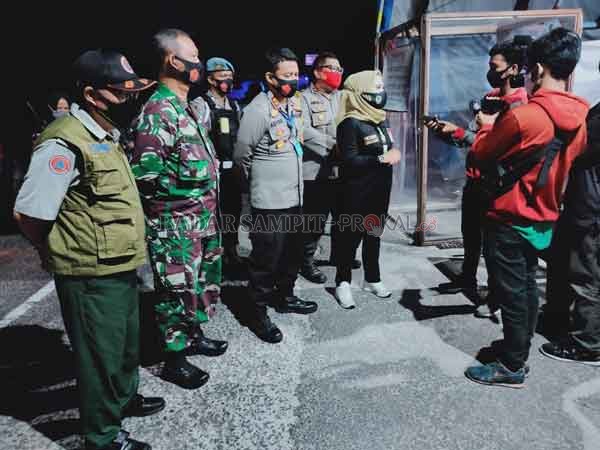 TINJAU: Wakil Bupati Seruyan Iswanti saat mengunjungi posko Covid -19 diarah masuk kota Kuala Pembuang, Sabtu (8/8) lalu.(IST/RADARSAMPIT)
