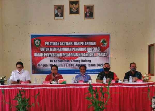 PELATIHAN: Kepala Dinas Koperasi dan UKM Kartina Purba saat membuka kegiatan Pelatihan Akuntansi dan Pelaporan, yang digelar di Kecamatan Antang Kalang, kegiatan digelar selama tiga hari pada 6 - 8 Agustus 2020 lalu. (IST/RADAR SAMPIT )