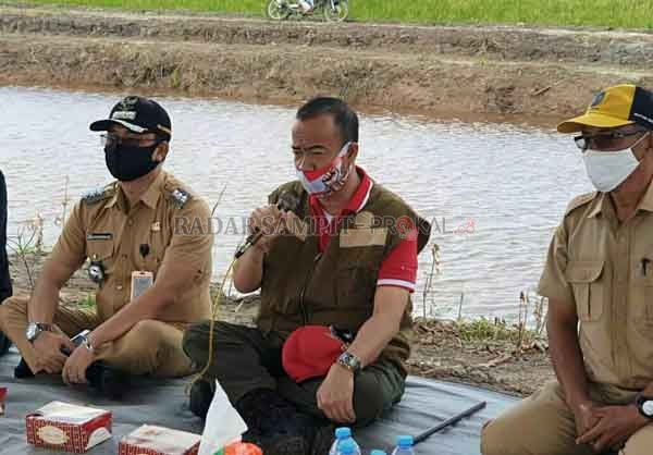 SAMBUTAN: Bupati Seruyan Yulhaidir (tengah) saat memberikan sambutan dalam agenda tanam padi perdana di Desa Persil Raya, Kecamatan Seruyan Hilir, beberapa waktu lalu. (PROKOM SERUYAN/RADAR SAMPIT)