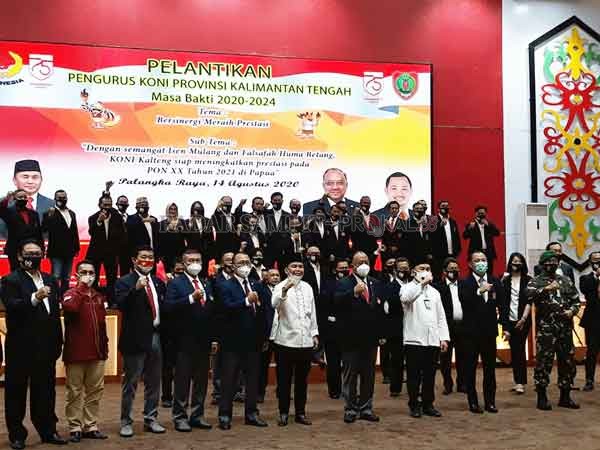 JANGAN DIRUSAK: Gubernur Kalteng Sugianto Sabran bersama pengurus KONI Kalteng periode 2020-2024 usai dilantik di aula Jayang Tingang, kantor Gubernur Kalteng, Jumat (14/8).(DODI/RADAR SAMPIT)