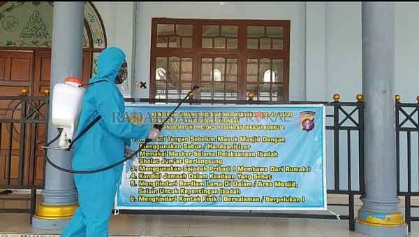 ANTISIPASI VIRUS: sala satu anggota Satsabhara Katingan saat menyemprotkan disinfektan di salah satu rumah ibadah, belum lama ini.(istimewa)