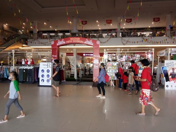 MAKIN RAMAI: Salah satu pusat perbelanjaan di Kota Sampit yang ramai dikunjungi pada momen hari  kemerdekaan RI yang ke-75, Senin (7/8).(HENY/RADAR SAMPIT)