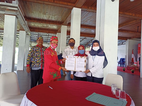 AIR BERSIH: Bupati Seruyan Yulhaidir (kiri depan) saat menerima dan menandatangani dokumen penyerahan pengelolaan 21 SPAM IKK dari pihak Balai Prasarana Permukiman wilayah Kalteng di pendopo rujab Bupati Seruyan belum lama ini. (ALDI SETIAWAN/RADAR SAMPIT