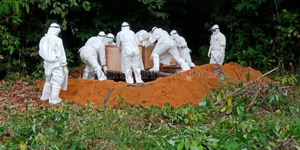 MAKAMKAN : Tim evakuasi satgas Covid-19 Kabupaten Bartim, anggota Koramil 04/Tamiang Layang Kodim 1012/BTK makamkan pasien probable, belum lama ini.(IST/RADARSAMPIT)