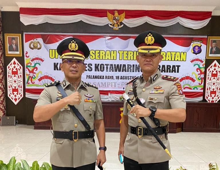 KAPOLRES KOBAR : Pimpinan tertinggi Polres Kotawaringin Barat kini dijabat AKBP Andi Kirana (kanan). Saat ini AKBP Dharma Ginting (kapolres lama) berpindah tugas sebagai Kabagbinkar Biro SDM Polda Kalimantan Timur (kiri).