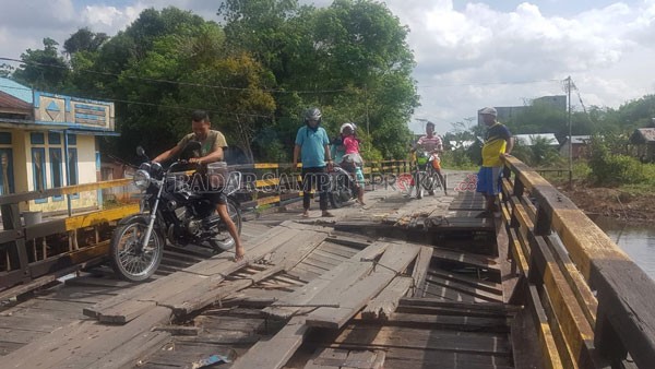 JEMBATAN RUSAK : Jembatan Karang Anyar di Kelurahan Mendawai, Kecamatan Arut Selatan, Kabupaten Kobar ambrol akibat dilalui kendaraan bermuatan pasir, Selasa (18/8) pukul 13.30 WIB.(ISTIMEWA/RADAR PANGKALAN BUN)