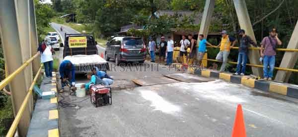 INFRASTRUKTUR : Proses perbaikan Jembatan Tumbang Tarusan sebagai bentuk respons cepat atas keluhan masyarakat. Pemerintah pun memastikan bahwa proyek-proyek infrastruktur ini tetap berjalan, meski di tengah pandemi.(YUSHO/RADAR PALANGKA)