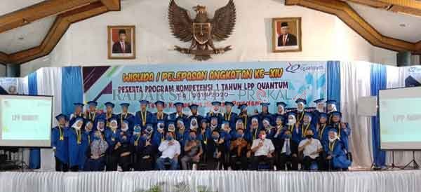 LPP QUANTUM : Seluruh wisudawan dan wisudawati program kompetisi 1 tahun angkatan ke – XIV 2019/2020 berfoto bersama Direktur LPP Quantum, manajemen, para instruktur serta pejabat Pemerintah Kabupaten Kotawaringin Timur, Rabu (19/8).(ALJAMALU/RADAR SAMPIT