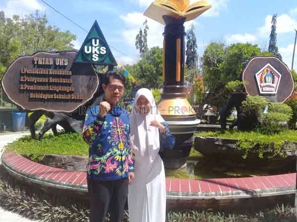 PRESTASI MEMBANGGAKAN: Koordinator Tim Olimpiade SMAN 2 Sampit Anwar Muttaqien bersama Ummu Qudsiyah, siswi kelas XI IPA 4 yang merebut juara tiga nasional diajang Olimpiade Matematika.( SMANDA FOR RADAR SAMPIT)