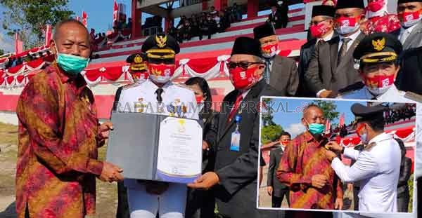Kepala Bidang Keluarga Berencana BKKBN Kalteng Uwanfrid menyerahkan Piagam Penghargaan Dharma Karya Kencana kepada Pimpinan PT Maju Aneka Sawit Rusli Salim, Senin (17/8). Foto lainnya, Penyematan pin penghargaan oleh Bupati Kotim Supian Hadi kepada Pimpin