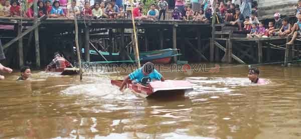 MENIKMATI: Nampak  ratusan warga menyaksikan perlombaan agustusan di Keluarahan Raja Seberang tanpa menerapkan protokol kesehatan,  yang digelar Karang taruna Gawe Gita Sida Seborang, Jumat (21/8).(SULISTYO/RADAR PANGKALAN BUN)
