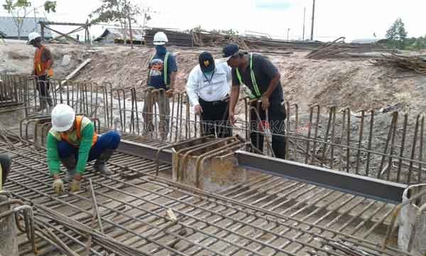 INFRASTRUKTUR: Pembangunan aboutmen bagian bawah jembatan Cabel Stayed sedang berlangsung pengerjaannya, Jumat (21/8).(Istimewa)