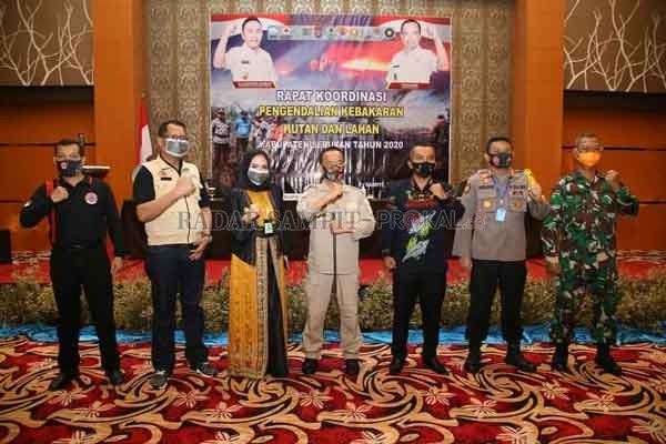 RAKOR: Bupati Seruyan Yulhaidir (tengah) saat menghadiri agenda Rakor pengendalian karhutla Kabupaten Seruyan di Ballroom Aquarius Hotel, Sampit, Kotim beberapa waktu lalu. (PROKOM SERUYAN/RADAR SAMPIT)