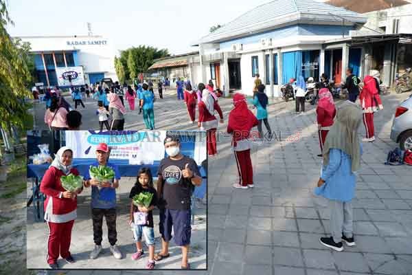 DOORPRIZE: Peserta senam sehat Radar Sampit yang memperoleh doorprize berupa sayur dari tanaman hidroponik, Minggu (23/8).(USAY NOR RAHMAD/RADAR SAMPIT)
