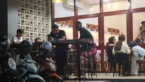 KOKO SULISTYO/RADAR PANGKALAN BUN     RAMAI: Aktivitas pengunjung di salah satu kafe di jalan Malijo, Kelurahan Madurejo, Kawasan Bundaran Pancasila, yang tak ketat menerapkan protokol kesehatan mencegah Covid-19, Sabtu (22/8).