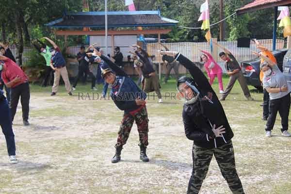 SEHAT: Wakil Walikota Palangka Raya Umi Mastikah bersama Kepala BPBD Emi Abriyani saat mengikuti Senam pagi bersama Tim Satgas Covid – 19, belum lama ini.(FOTO IST HUMAS PEMKOT)