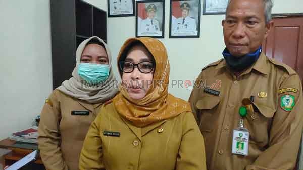 KONFRIMASI: Kepala DPPPAPPKB Kotim Ellena Rosie, didampingi staf saat diwawancarai wartawan, terkait tindak kekerasan pada anak yang ramai jadi perbincangan belakangan ini, Senin (24/8).(YUNI/RADAR SAMPIT)
