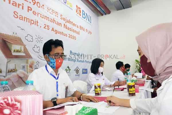 AKAD MASSAL: Pemimpin BNI Cabang Sampit Agung FS Ibat sedang memproses akad KPR subsididi kantor BNI Sampit kemarin (25/8).