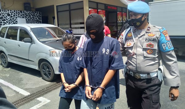 DIBEKUK: Yan dan An, pelaku kekerasan terhadap anak, saat digiring petugas Polres Kotim untuk menjalani pemeriksaan, Selasa (25/8).(FAHRY/RADAR SAMPIT)