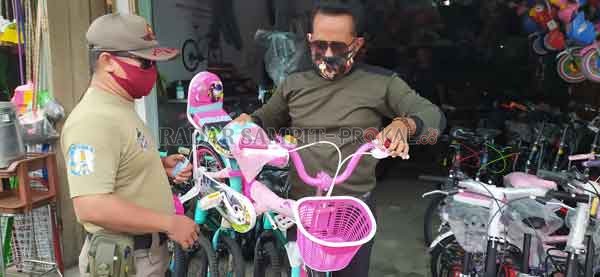 PEDAGANG BANDEL : Satuan Polisi Pamong Praja Kabupaten Kobar melakukan kegiatan penertiban terhadap PKL dan pemilik toko yang menggelar dagangannya di atas trotoar, Selasa (25/8)