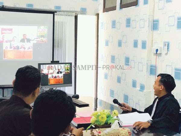 SIDANG ONLINE : Sidang online melalui video telekonfersensi itu  mengagendakan keterangan terdakwa dalam kasus illegal logging yang mendudukkan Syahrudin (32) sebagai terdakwa.(RIA MEKAR/RADAR PANGKALAN BUN)