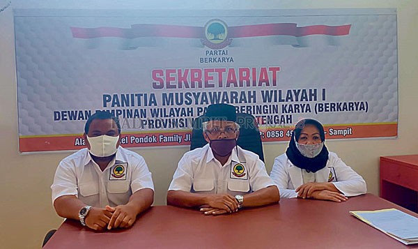 GELAR MUSWIL: Ketua Panitia Muswil I DPW Partai Berkarya Provinsi Kalteng Endra Rosana bersama Wakil Ketua DPW Partai Berkarya Provinsi Kalteng HM Thamrin Noor, menyampaikan rencana akan digelarnya Muswil I DPW Partai Berkarya Kalteng di Sampit akhir peka
