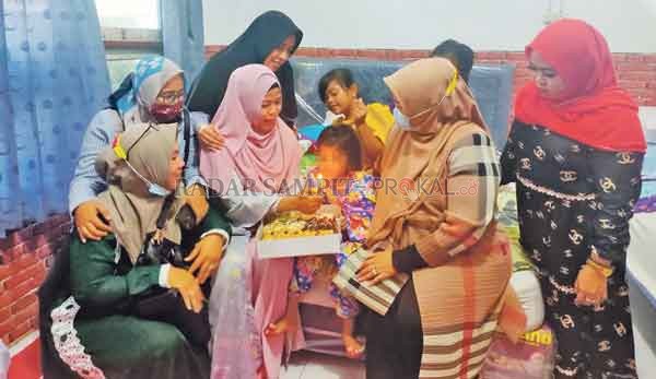 GEMBIRA: Korban kekerasan ibu kandung saat meniup lilin kue ulang tahunnya, Rabu (26/8).(YUNI/RADAR SAMPIT)