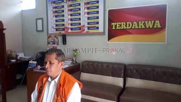 SIDANG VIRTUAL: Terdakwa Tipikor PD Agrotama Mandiri Daniel Alexander saat menjalani sidang virtual, Kamis (27/8) .(ISTIMEWA/RADAR PANGKALAN BUN)