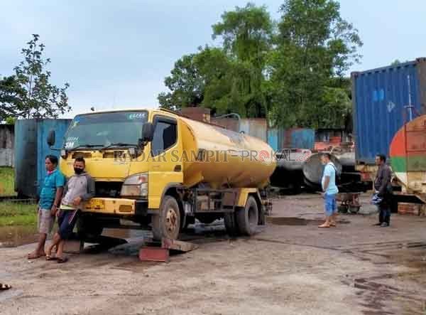 ILEGAL: Gudang yang diduga  tempat penimbunan CPO ilegal di Jalan Kapten Mulyono Sampit. (IST )