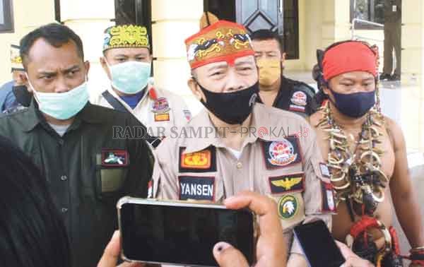 JAGA KEDAMAIAN: Ketua Gerakan Pemuda Dayak (Gerdayak) Indonesia Yansen Aliason Binti melakukan kunjungan ke Kabupaten Lamandau, Kamis, (27/8).(RIA MEKAR/RADAR PANGKALAN BUN)