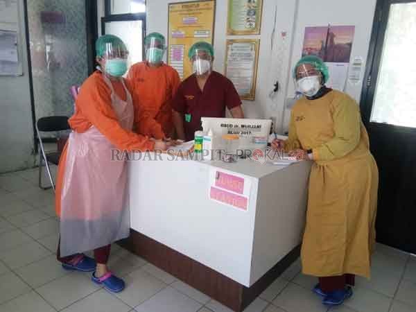 PELAYANAN KESEHATAN: DPJP Paliliewu Novita Angela (ujung kiri) berada di Ruang Unit Hemodialisa bersama perawat yang saat sedang bertugas melayani pasien di RSUD dr Murjani Sampit, Kamis (27/8).(HENY/ RADAR SAMPIT)